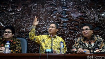 Menteri Komunikasi dan Informatika (Menkominfo) Rudiantara sebelumnya telah membahas dengan Direktur Utama Telkom Alex J. Sinaga terkait persoalan satelit Telkom 1 yang mengalami gangguan beberapa waktu lalu.