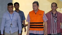 Perempuan yang dipanggil Bunda Sitha ini ditangkap atas dugaan suap terkait kasus suap proyek rumah sakit. Turut ditangkap adalah pengusaha Amir Mirza yang rencananya akan berduet di Pilkada mendatang (Agung Pambudhy/detikcom)
