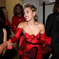 Rasanya bukan masalah besar bagi Miley Cyrus tampil dengan dress strapless berwarna merah yang mengekspos bulu ketiaknya di sebuah acara 2015 lalu. (Foto: Getty Images)
