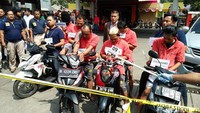 Di SPBU, mereka membagi senjata. Ada belasan orang yang ikut. Foto: Ahmad Bil Wahid/detikcom