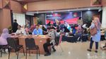 Foto: Saat Jemaah First Travel Mencari Paspor