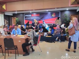 Korban First Travel Kesulitan Cari Paspor yang Menumpuk