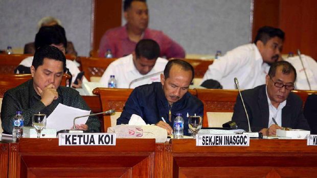 Ketua Umum KOI, Erick Thohir, dan Achmad Sutjipto, dalam rapat dengar pendapat dengan DPR di Jakarta.  