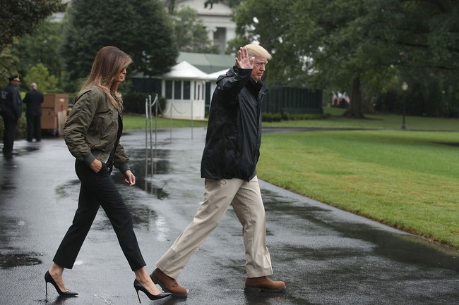 Hendak tinjau lokasi badai Harvey, Melania Trump salah kostum dengan memilih high heels Manolo Blahnik sebagai padanan jaket bomber dan celana hitamnya. Netizen lalu menjulukinya dengan Disaster Barbie karena masih sempat tampil stylish walau cuaca sedang buruk-buruknya. Foto: Dok. Getty Images