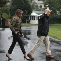 Hendak tinjau lokasi badai Harvey, Melania Trump salah kostum dengan memilih high heels Manolo Blahnik sebagai padanan jaket bomber dan celana hitamnya. Netizen lalu menjulukinya dengan Disaster Barbie karena masih sempat tampil stylish walau cuaca sedang buruk-buruknya. Foto: Dok. Getty Images