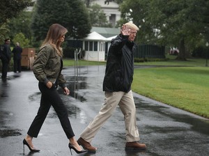 Salah Kostum, Melania Trump Pakai Sepatu Hak Tinggi Saat Tinjau Lokasi Badai
