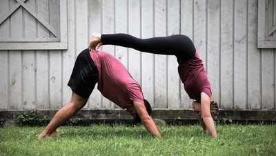 Agar Makin Intim, Yuk Yoga Bareng Pasangan Sebelum Tidur