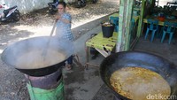 Selama proses memasak, kuah dalam kuali yang mendidih terus diaduk supaya daging tidak lengket di bagian bawah kuali. Api dibiarkan terus menyala. (Foto: Agus Setyadi)