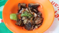 Selain sie kameng atau kari kambing, rumah makan legendaris di Aceh Besar ini juga sajikan hidangan kambing bakar dengan paduan bumbu kecap dan rawit nan sedap! (Foto: Agus Setyadi)
