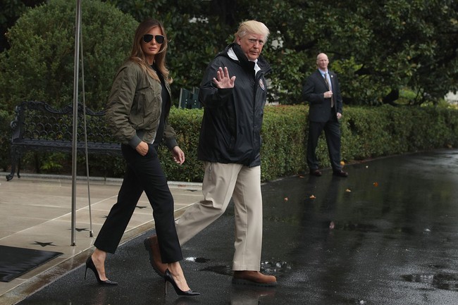 Hendak tinjau lokasi badai Harvey, Melania Trump salah kostum dengan memilih high heels Manolo Blahnik sebagai padanan jaket bomber dan celana hitamnya. Netizen lalu menjulukinya dengan Disaster Barbie karena masih sempat tampil stylish walau cuaca sedang buruk-buruknya. Foto: Dok. Getty Images