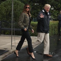 Hendak tinjau lokasi badai Harvey, Melania Trump salah kostum dengan memilih high heels Manolo Blahnik sebagai padanan jaket bomber dan celana hitamnya. Netizen lalu menjulukinya dengan Disaster Barbie karena masih sempat tampil stylish walau cuaca sedang buruk-buruknya. Foto: Dok. Getty Images