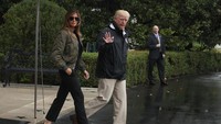 Selain Trump, Ibu Negara Melania Trump juga menjadi target kritikan karena memakai sepatu hak tinggi saat mengunjungi korban badai Harvey. Foto: Dok. Getty Images