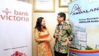 President Director Frans F. Rundengan berbincang dengan Business Director Bank Victoria Fransisca Rita Gosal usai melakukan perjanjian kerjasama. Foto: dok. Andalan Finance