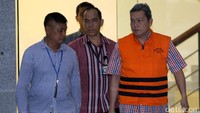 Namun ia tidak sepatah kata pun keluar dari mulutnya, termasuk soal pengakuan Bunda Sitha sebagai korban.
