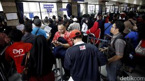 Penampakan Antrean Warga Jelang Berakhirnya Pemutihan Pajak