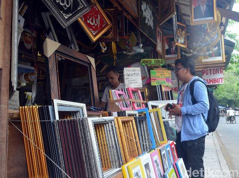 Berbagai cara dilakukan oleh orang untuk mensyiarkan ajaran agama Islam. Salah satu yang unik juga dilakukan oleh pedagang pigura di Cirebon ini.
