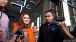 Foto: Senyuman Bunda Sitha Saat Ditahan KPK dan Berompi Oranye