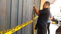 Ruko yang ditempati PT Interculture Tourindo tersebut disegel polisi sekitar pukul 15.58 WIB. (Foto: Samsudhuha Wildansyah/detikcom)
