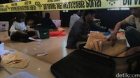 Di sisi lain, nasib calon jemaah First Travel tetap tidak jelas. Di foto ini, merekatampak mencari sendiri paspor di Bareskrim