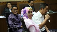 Wakil Gubernur DKI Jakarta terpilih Sandiaga Uno (kiri), Wadirut PT DGI Johanes Adi Widodo (kedua kanan) dan Mantan Anggota DPR dari Fraksi Demokrat Angelina Sondakh (kanan) bersaksi dalam sidang lanjutan kasus dugaan korupsi pengadaan alkes RS Khusus Pendidikan Kedokteran di Universitas Udayana dan kasus proyek Wisma Atlet Palembang di Pengadilan Tipikor, Jakarta, Rabu (30/8/2017).
