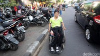 Karena jalur pedestrian jadi tempat parkir motor, penyandang disabilitas terpaksa melalui jalan umum.