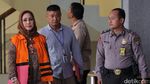 Foto: Senyuman Bunda Sitha Saat Ditahan KPK dan Berompi Oranye