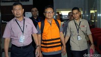 Dia menolak berkomentar soal kasus yang menyeretnya sebagai tersangka. Nggak... Nggak..., katanya.
