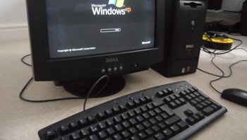 Komputer rakitan dengan OS Windows XP jadi favorit untuk mengerjakan tugas kampus. Laptop masih mahal, belum banyak yang punya. Foto: Istimewa
