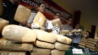 Ditresnarkoba Polda Metro Jaya mengungkap kasus peredaran narkotika berupa ganja 225 kilogram. Barang haram tersebut merupakan jaringan Medan-Aceh yang masuk melalui Riau dan akan diedarkan ke Jakarta dan Bogor.