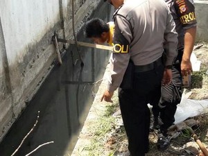 Petugas Kebersihan Temukan Mayat Bayi Dalam Parit di Bandung