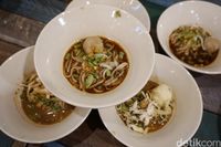 Chrissy Teigen Bangga Saat Anaknya Cicip Boat Noodles Thailand