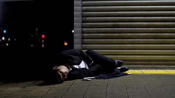 Saking rendah upahnya, ada di antara bahkan bisa tidur di jalanan karena tidak iklas membayar angkutan umum seperti taksi. (Foto: David Tesinsky)