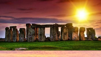 Harapannya bisa menikmati dan mengambil foto sunsest di batu besar bernama Stonehenge di Inggris. Kenyataanya tak sesuai harapan. (Foto: boredpanda)