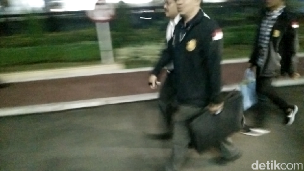 Tim penyidik Bareskrim Polri menggeledah ruangan yang ditempati First Travel di gedung Atrium Mulia Suite 101, Jl HR Rasuna Said, Jaksel