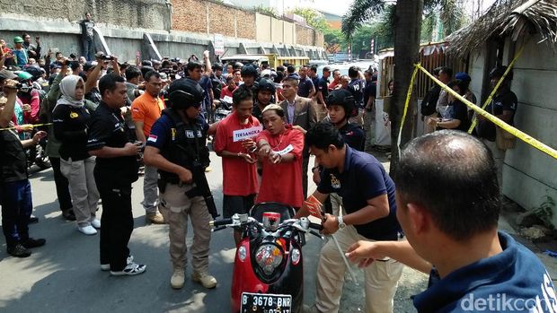Saat terjadi pembunuhan terhadap Nenek Elih, para pelaku kembali menyatakan tidak mengetahui korban yang dibunuh adalah seorang wanita.