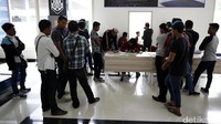 Berdasarkan keterangan yang dihimpun dari petugas Imigrasi Entikong, mereka diterbangkan dari Jakarta menuju Pontianak dan kemudian ke Entikong menggunakan bus antarnegara.