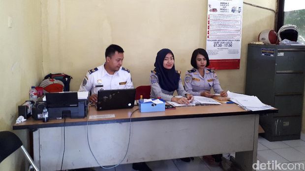 Dua petugas wanita Sudinhub Jakarta Pusat, Rani Aviani dan Dini Lita Handayani dimarahi oleh pegawai Kemenhub. Mereka mengungkapkan sempat tegang saat pegawai itu melontarkan umpatan kasar.
