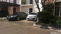 Tampak dua mobil terparkir di halaman rumah Siti Masitha Soeparno. (Foto: Samsudhuha Wildansyah/detikcom)