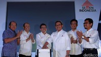 Sekretaris Perusahaan PT Semen Indonesia Tbk Agung Wiharto (dari kiri), Direktur Agung Yunanto, Plt Direktur Utama Johan Samudra, Direktur Utama PT Semen Gresik Gatot Kustyadji, dan Direktur PT Semen Indonesia Tbk Ahyanizzaman meluncurkan produk semen baru dengan merek Maxstrength Cement, di Jakarta, Rabu (30/8/2017).