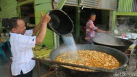 Potongan daging kambing pilihan dimasak dengan bumbu yang terdiri dari bawang merah, cabai rawit, cabai merah, bawang putih dan beberapa bahan lainnya. Tak terkecuali bumbu rahasia racikan rumah makan yang sudah berdiri sejak tahun 1980 ini. (Foto: Agus Setyadi)