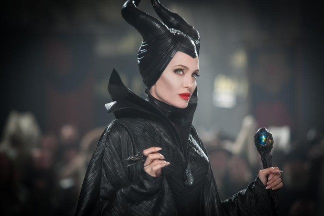 Inilah sosok Maleficent yang diperankan Angelina Jolie. Tokoh dalam film Disney ini memiliki gaya khas yaitu mempunyai tanduk dan selalu mengaplikasikan lipstik merah pada bibirnya. Saat Halloween, penampilan Maleficent laris jadi inspirasi orang untuk bergaya. Tak terkecuali para artis Indonesia. Foto: Maleficent (imdb)