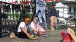 Sambut Pilkada Serentak 2018, Dua Seniman Teatrikal di Gedung Sate