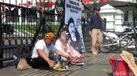 Menurut Matdon, memilih pemimpin itu sama halnya dengan memilih batu akik, memilih dengan hati. Maka, selamat Pilkada Jabar, berpolitiklah dengan gembira, ujar Matdon/ Foto: Mukhlis Dinillah