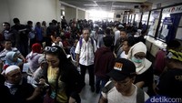 Antrean-antrean sudah terlihat mengular di sejumlah loket pendaftaran.