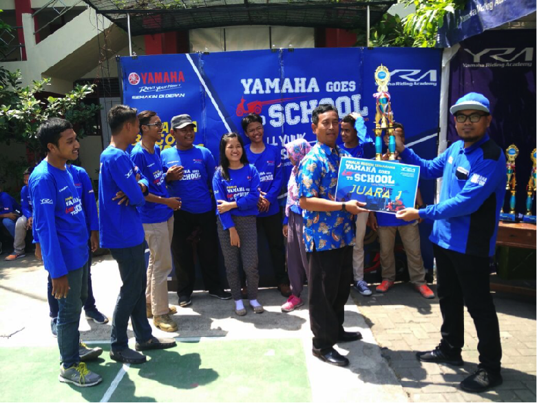 Juara 1 Yamaha Goes to School Safety Riding Competition di Semarang Juara 1 Yamaha Goes to School Safety Riding Competition di Semarang