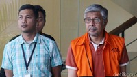 Seperti biasa Nur kembali bungkam soal pemeriksaannya.