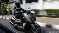 Motor di segmen skuter umumnya pasti sudah goyah karena angin jika dibawa ngebut di atas 100 km/jam, namun lain halnya dengan XMAX. Motor ini sama sekali tidak terasa seperti sedang melaju kencang, dan tetap nyaman ketika detikOto mencoba mengendarainya dengan kecepatan 120 km/jam. Foto: Khairul Imam Ghozali