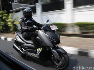 Bule di Bali Kagumi Skutik Buatan Indonesia