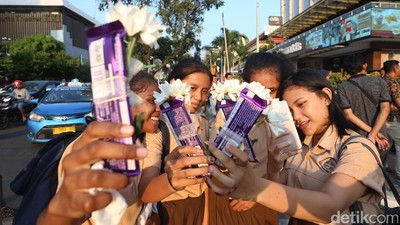 Asyik, Kontras Bagi-bagi Bunga dan Cokelat