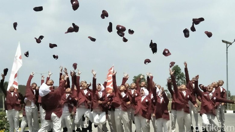 Siswa TIA merayakan kelulusan (Foto: Ruly Kurniawan) Siswa TIA merayakan kelulusan (Foto: Ruly Kurniawan)